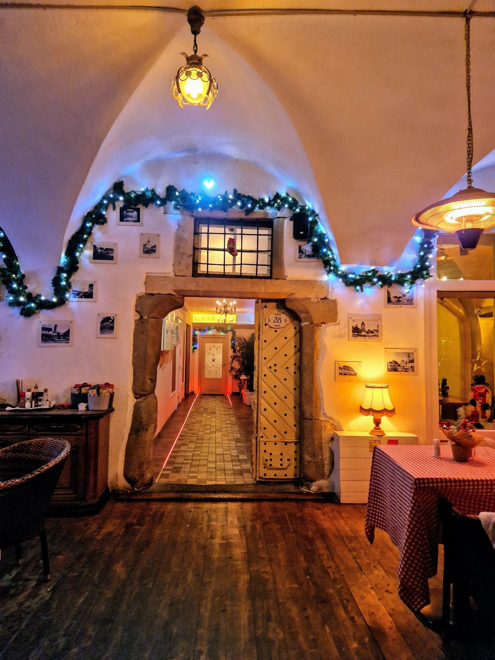 Interior Baroc Cafe — atmosfera calda si eleganta