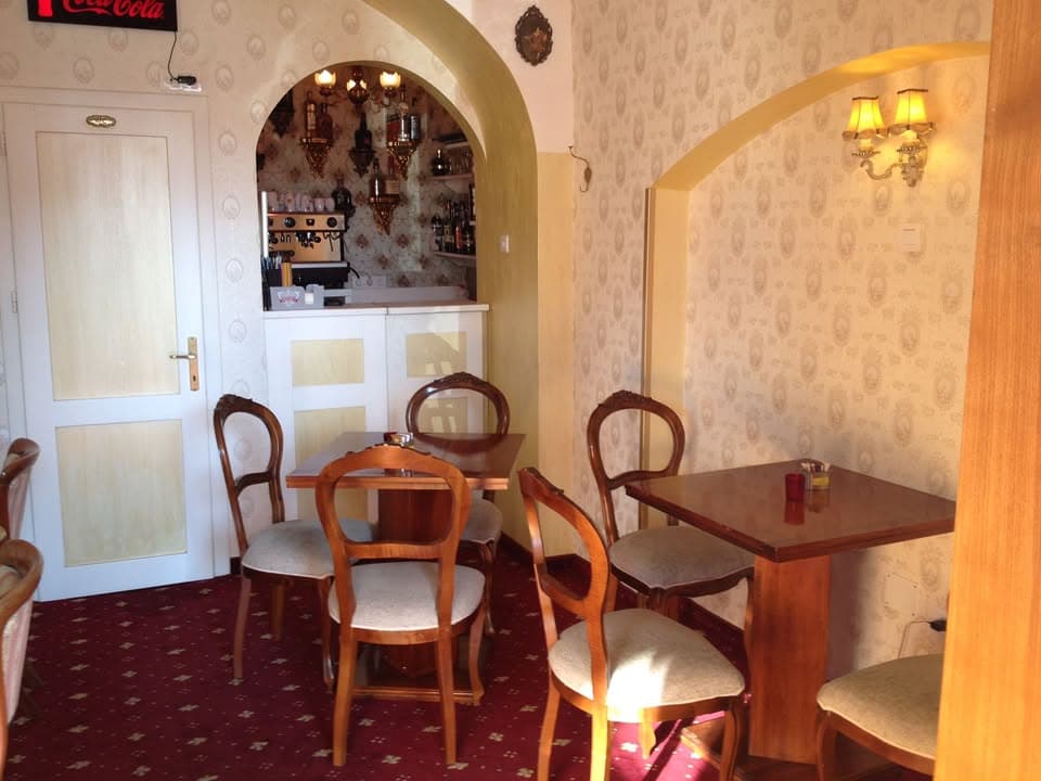 Interior cald si primitor al restaurantului Baroc Cafe