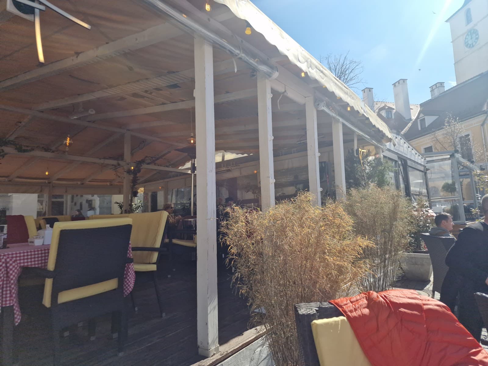 Terasa restaurantului Baroc Cafe pe Piata Mica
